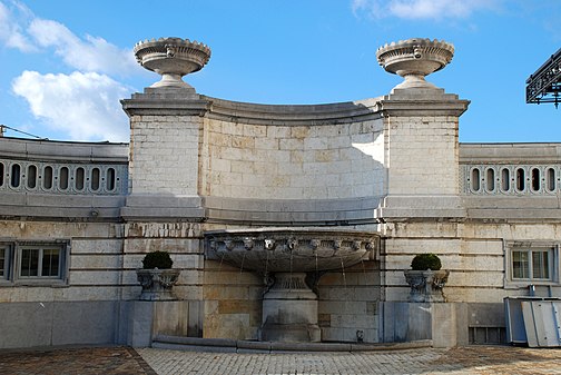 La vasque aux lions située dans la cour.