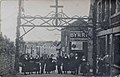 Habitants de Guénin lors d'une fête vers 1920 (carte postale).