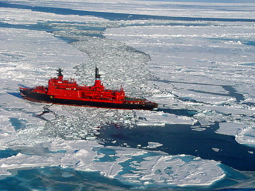 De atoomijsbreker Yamal op weg naar de noordpool, 2001.