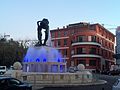 Piazza Battaglione degli Alpini, Fontana luminosa di Nicola D'Antino e palazzo Leone, gemello della Casa del Combattente, all'altro lato dell'ingresso