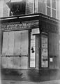 La rue de Liège en 1914, après le changement de nom. On lit [BER]LIN sur la plaque en partie cachée par un volet ; et la nouvelle appellation figure sur un panneau de fortune.