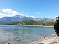 Blick auf den Berg Tahtalı, gesehen vom Strand der Gemeinde Çıralı aus