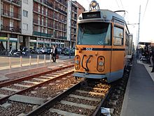 Traversa limite di stazionamento in prossimità di un deviatoio tranviario, al capolinea della Tranvia Milano-Limbiate.