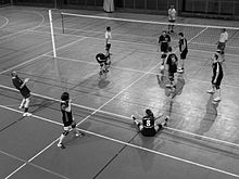 Photographie noir et blanc d'un match de volley-ball.