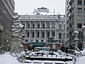 La place Theodore-Herzl sous la neige à Vienne (Autriche).