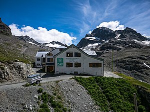 Die Wiesbadener Hütte mit dem Piz Buin