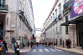 L'incrocio tra Rua Garrett e Rua do Carmo, davanti al centro commerciale Armazens do Chiado. Sullo sfondo l'Elevador de Santa Justa.