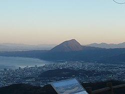 城の位置する高崎山