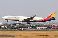 韩亚航空的空中客车A330-300型客机降落于杭州萧山国际机场25跑道