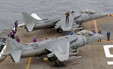 Två AV-8B+ från amerikanska marinkårens attackdivision VMA-214 The Black Sheep ombord på amfibiefartyget USS Peleliu.