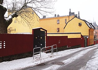 Bastugatan 22, vy mot öster, bakom planket ligger Ivar Los park