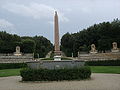 L'obelisco e la vasca di granito