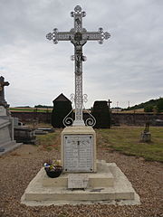 Le monument aux morts situé dans le cimetière.