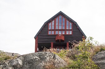 Villan med de stora ateljéfönstren med utsikt mot havet.