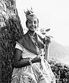 Edith Bellot portant le costume traditionnel de la Dominique, photo de 1961.