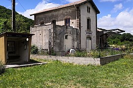 L'ancien bâtiment voyageurs jouxte l'abri actuel.