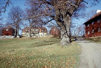 Hallunda gård 1964, t.h. syns trädgårdsmästarbostaden.