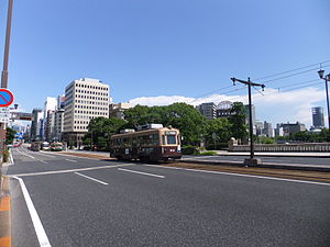 右手に原爆ドームを見ながら相生橋を走る914号