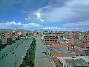 A cidade com a Cordilheira dos Andes ao fundo.