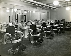 Intérieur d'un salon de coiffure, Canada, 1930.