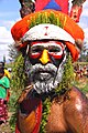 Pintura facial y tocado en Papúa-Nueva Guinea.