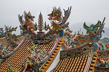 Vista dos famosos telhados do templo Quanhua, localizado no Condado de Miaoli, Taiwan (definição 5 289 × 3 526)