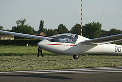 Segelflugzeug Valentin Mistral-C mit ausgefahrenen Bremsklappen