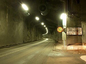 En av nödfickorna i tunneln