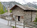 Bâtisse en rondins empilés à Saint-Véran (Queyras).