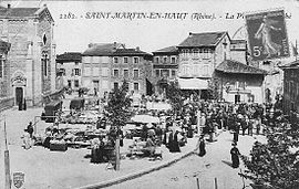 The marketplace in Saint-Martin-en-Haut, in the early 20th century