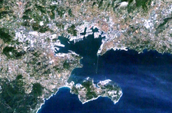 Vue satellite de la petite rade, entourée par Toulon, et de la grande rade, entourée également par La Seyne-sur-Mer et Saint-Mandrier-sur-Mer