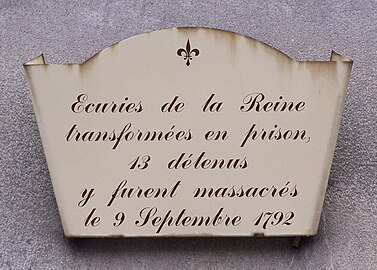 Plaque commémorative à l'entrée des écuries de la Reine.