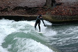 Un surfeur sur l'Eisbach.