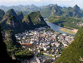 Staden Yangshuo sedd från en karsttopp som är känd som "TV-tornet". I bakgrunden kan Lifloden skönjas.