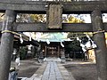 岩戸に鎮座する岩戸八幡神社。手前にあるのが石鳥居、奥は拝殿。