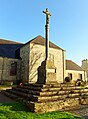 Le calvaire situé devant l'Église Notre-Dame-de-Folgoët.