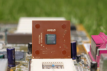 Microprocesseur AMD Athlon XP posé au côté de son socket. (définition réelle 4 206 × 2 804)