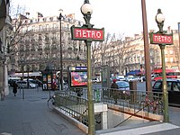 Street-level entrance at Alma–Marceau, towards Place Diana
