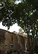 L'église et son clocher-mur qui émergeau milieu des habitations.