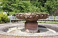 Brunnen mit wasserspeienden Blattmasken