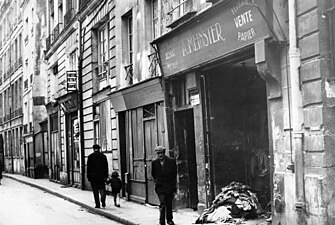 A Jewish-owned shop in the Marais, wrecked in May 1941 (Bundesarchiv)