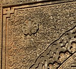 Motivos arabescos y la imagen de una palmeta tallada en la enjuta de la puerta del período benimerín en la Necrópolis de Chellah, Rabat (siglo XIV)