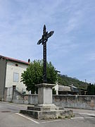 Croix dite de la commune située sur une petite place du vieux village. Elle est datée du 8 décembre 1846[d 12].