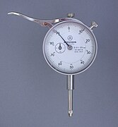 یک نشانگر عقربه ای (Dial Indicator) که معمولا از آن برای بررسی تغییر طول، دامنه نوسان و ... استفاده می‌شود.