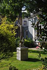 Statue dans les jardins de l'hôtel de Beauvau.