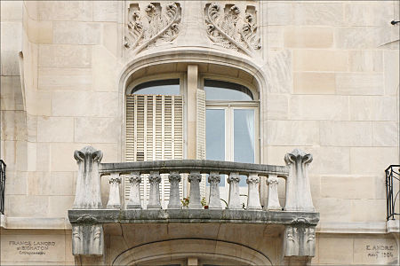 Art Nouveau railing with highly stylized reinterpretations of the Ionic column as balusters, on the France-Lanord Building (Avenue Foch no. 71), Nancy, France, by Émile André, 1904[33]