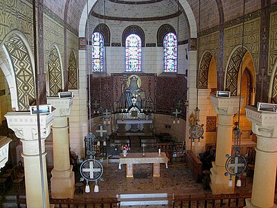 Intérieur de l'église. Le chœur vu de la tribune.