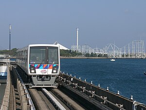 海側を走る2000形 野島公園にて