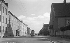 Klostergatan sedd söderut från Sjögatan, med Agnes minne närmast till höger, 1940-talet