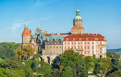 Vista de Książ, o maior castelo da região da Silésia, no norte de Wałbrzych, Baixa Silésia, Polônia (definição 8 123 × 5 161)